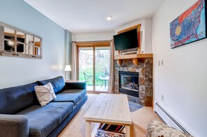 Lägenhet - 1 sovrum | Vardagsrum | Platt-tv, eldstad och dvd-spelare