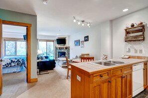 Condo, 1 Bedroom | Private kitchen | Full-size fridge, microwave, oven, dishwasher - Red Hawk Lodge 2207 (Keystone)