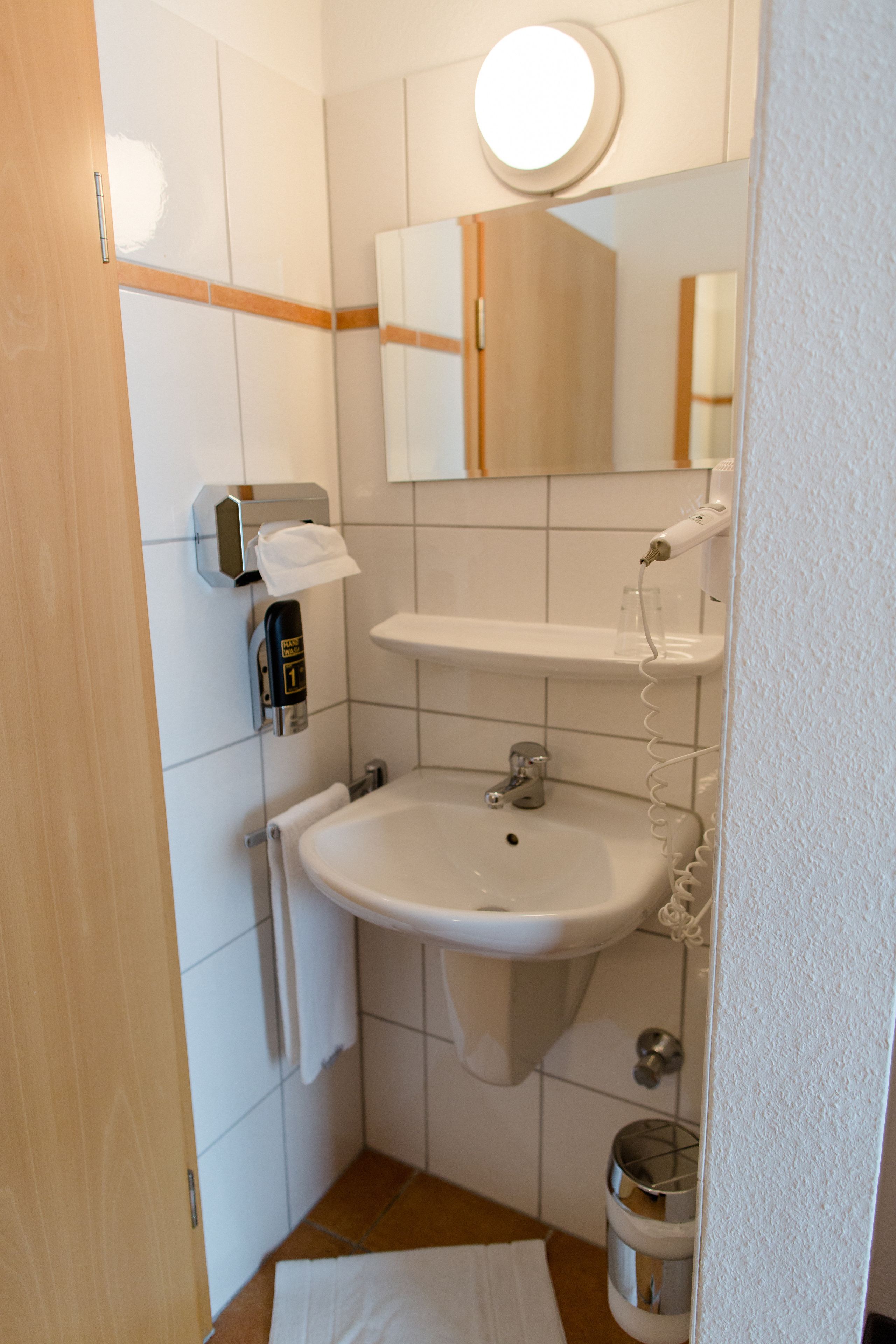 standard single room | bathroom sink