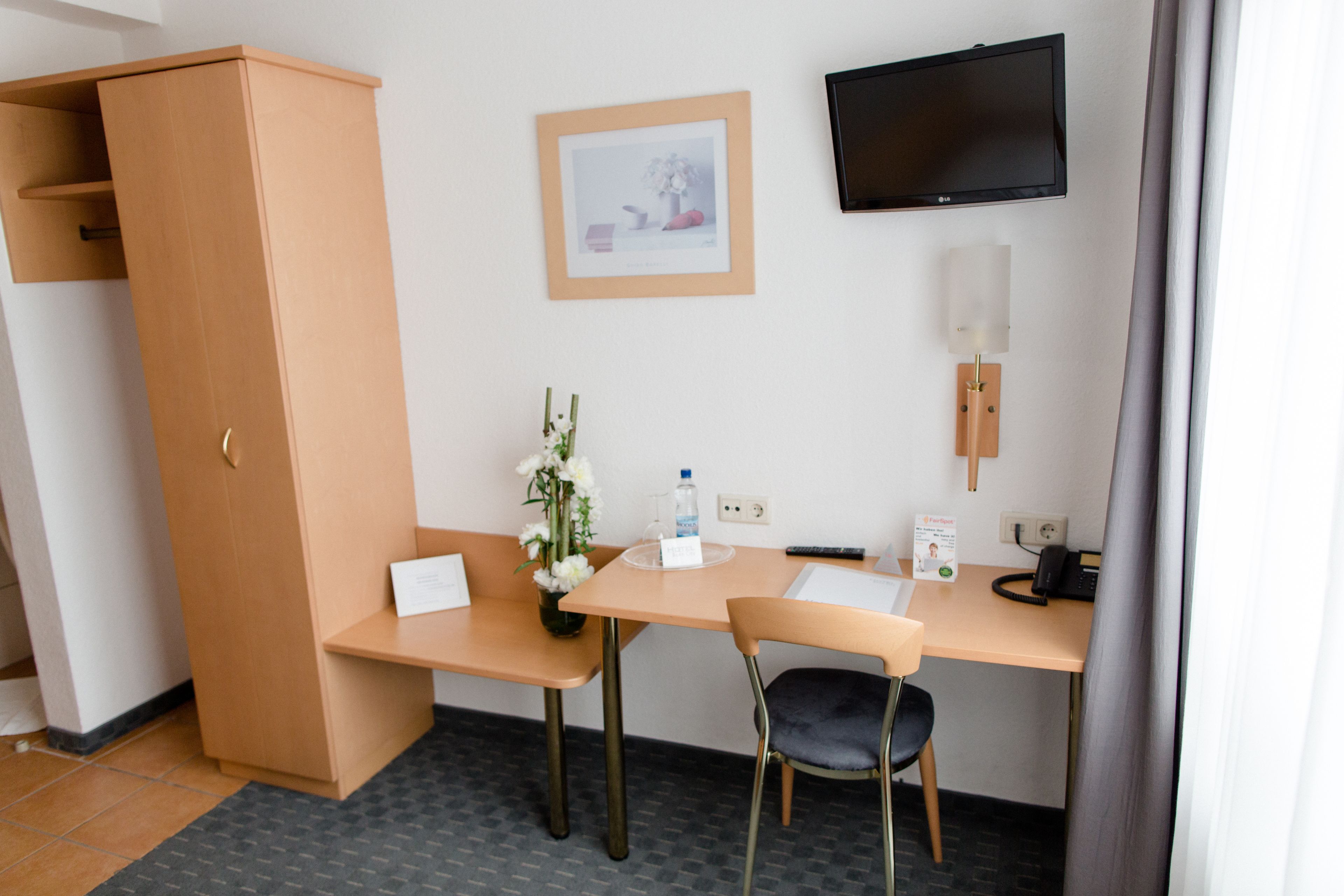 standard single room | room amenity