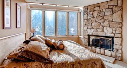 3bdr Condo-master Fireplace, Upgraded Kitchen, Kids Ski Free 3 Bedroom Condo by RedAwning
