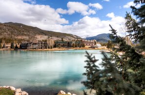 A resort with multiple buildings by a clear lake, surrounded by mountains and trees. - 3bdr Condo-master Fireplace, Upgraded Kitchen, Kids Ski Free 3 Bedroom Condo by RedAwning (Keystone)