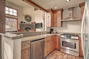 Townhome, 4 Bedrooms | Private kitchen