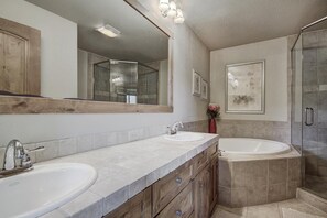 Townhome, 4 Bedrooms | Bathroom | Hair dryer, towels, shampoo - 18 Autumn Brook 4 Bedroom Townhouse by RedAwning (Keystone)