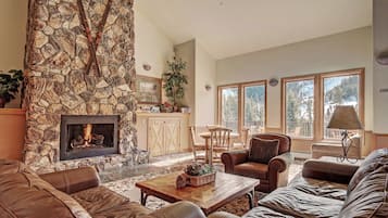 Kondominium, 3 kamar tidur | Area keluarga | TV layar datar