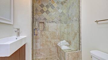 Condo, 3 Bedrooms | Bathroom | Towels, shampoo
