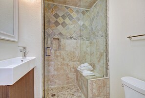 Condo, 3 Bedrooms | Bathroom | Towels, shampoo - 5983 Hidden River Lodge 3 Bedroom Condo by RedAwning (Keystone)