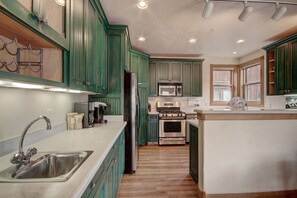 Condo, 4 Bedrooms | Private kitchen | Full-sized fridge, microwave, oven, stovetop - 201 Mill Creek (72 River Run Road) 4 Bedroom Condo by RedAwning (Keystone)