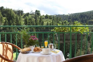 Café da manhã com buffet todos os dias (EUR 9.00 por pessoa)