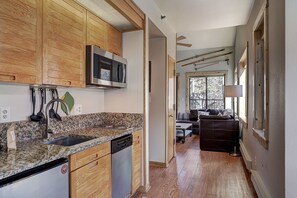 Condo, 1 habitación | Cocina privada | Refrigerador, microondas, horno y parrilla de estufa 