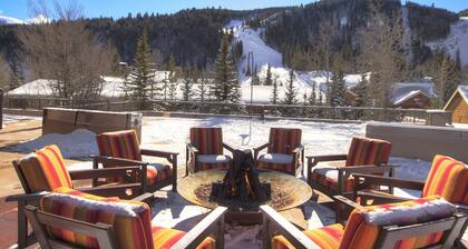 2759 Slopeside 1 Bedroom Condo by RedAwning