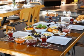 Tägliches inbegriffenes großes Frühstück