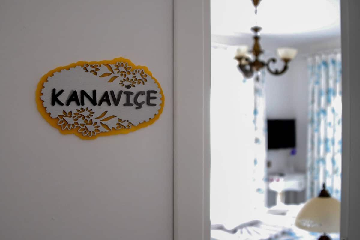 Ein Schild mit dem Schriftzug 'KANAVICE' an einer Wand.
