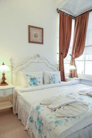 Habitación Deluxe doble | Ropa de cama de alta calidad y colchones con acolchado adicional