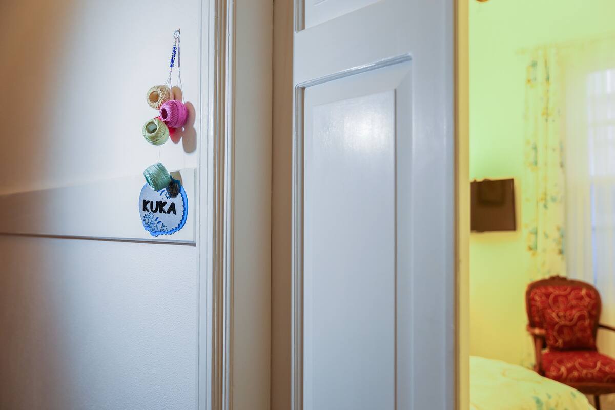 Eine weiße Tür mit einem Aufkleber mit der Aufschrift 'KUKA'.