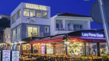 Vista frontal de la propiedad