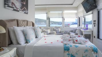 Luxury Studio Suite, 1 Bedroom, Sea View | Premium bedding, pillowtop beds, in-room safe, desk