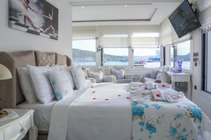 Luxury Studio Suite, 1 Bedroom, Sea View | Premium bedding, pillowtop beds, in-room safe, desk