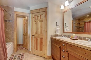 Townhome, 2 Bedrooms | Bathroom | Hair dryer, towels, shampoo