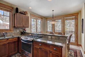 Townhome, 2 Bedrooms | Private kitchen | Full-sized fridge, microwave, oven, stovetop - 6546 Settlers Creek Townhomes 2 Bedroom Townhouse by RedAwning (Keystone)