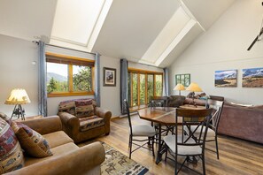 Condo, 5 Bedrooms | Dining