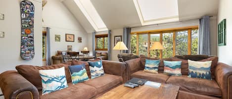 Condo, 5 Bedrooms | Living area