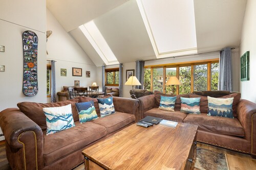 2054 The Pines 5 Bedroom Condo by RedAwning