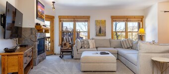 2640 Tenderfoot 3 Bedroom Condo by RedAwning