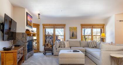 2640 Tenderfoot 3 Bedroom Condo by RedAwning