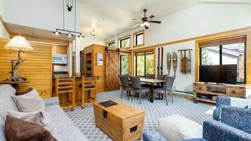 公寓客房, 2 間臥室 | 起居區 | 電視