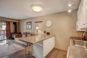 Condo, 1 chambre | Cuisine privée | Réfrigérateur grande capacité avec congélateur, four à micro-ondes