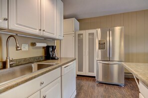 Appart'hÎtel, 1 chambre | Cuisine privée | Grand réfrigérateur, micro-ondes, four, plaque de cuisson
