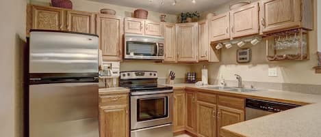 Condo, 2 habitaciones | Cocina privada | Refrigerador con congelador, microondas, horno y parrilla de estufa