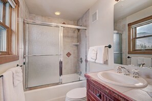 Leilighet, flere soverom | Bad | Håndklær og sjampo