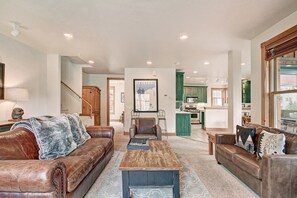 Apartment, Mehrere Schlafzimmer | Wohnbereich | Flachbildfernseher, Kamin