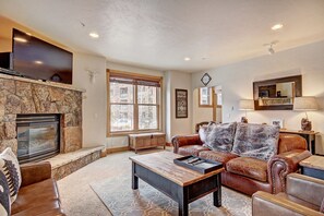 Apartment, Mehrere Schlafzimmer | Wohnbereich | Flachbildfernseher, Kamin
