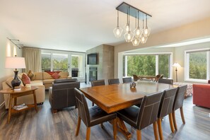 Condo, 2 Bedrooms | Dining