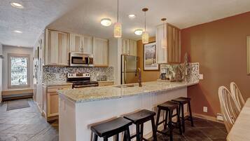 Condo, 2 habitaciones | Cocina privada | Refrigerador con congelador, microondas, horno y parrilla de estufa