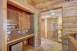 Townhome, 4 Bedrooms | Private kitchenette | Full-size fridge, microwave, oven, stovetop - 6509 Settlers Creek Townhomes by RedAwning (Keystone)