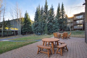 Outdoor dining - 2019 Lodgepole 2 Bedroom Condo by RedAwning (Keystone)