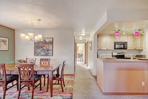 Condo, 2 Bedrooms | Dining