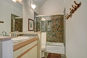 Townhome, 3 Bedrooms | Bathroom | Hair dryer, towels, shampoo