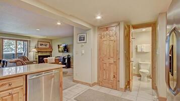 Condo, 1 habitación | Cocina privada | Refrigerador con congelador, microondas, horno y parrilla de estufa