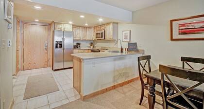 Beautiful Ski-In Ski-Out Condo, Great Location - CM244 by RedAwning