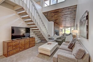 Apartamento, 4 habitaciones | Zona de estar | Una televisión, un reproductor de DVD