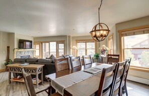 公寓客房, 3 間臥室 | 客廳 | 電視、 DVD 播放機