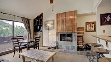 Condo, 2 phòng ngủ | Khu phòng khách | TV, đầu đĩa DVD