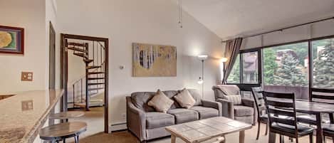 Condo, 2 chambres | Intérieur