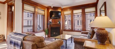 Condo, 2 Bedrooms | Living area