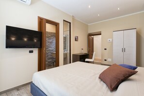 Deluxe Double Room | Minibar, in-room safe, soundproofing, free WiFi - Lorenz Suites (Rome)